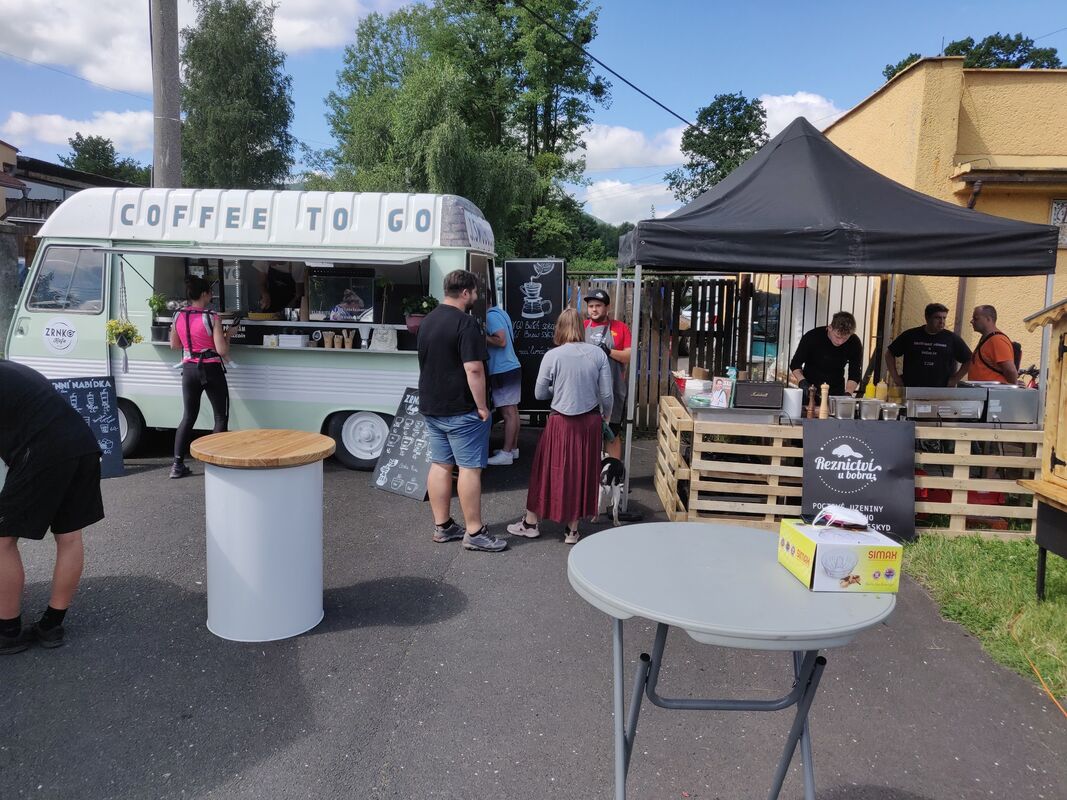 Zelený coffee truck Zrnko kafe