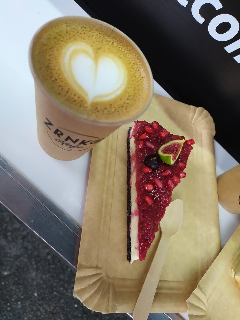 Latte art a cheesecake v kavárně Zrnko kafe